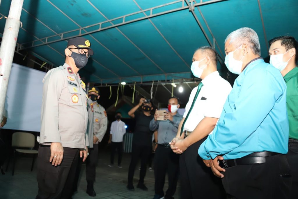 Wakapolda Kaltim Kunjungi Gereja di Balikpapan, Cek Penerapan Prokes dan Pengamanan Natal WhatsApp Image 2020 12 24 at 22.42.53
