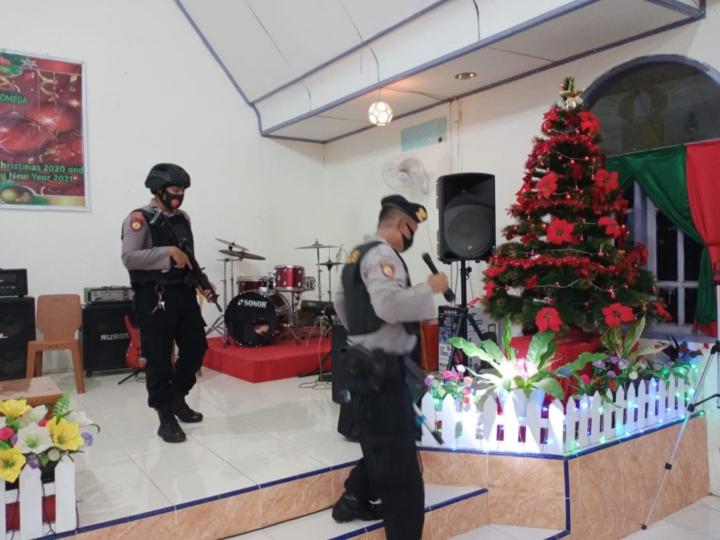 Beri Rasa Aman, Polres Kutim Laksanakan Patroli dan Sterilisasi di Gereja WhatsApp Image 2020 12 24 at 7.54.45 PM