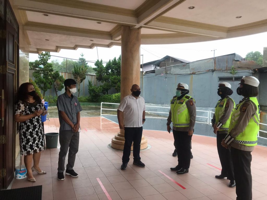 Patroli ke Gereja, Polwan Ditlantas Polda Kaltim Himbau Masyarakat Patuhi Protokol Kesehatan WhatsApp Image 2020 12 25 at 8.08.21 AM