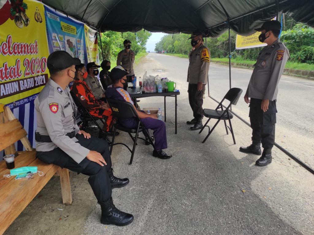 Kabag Ops Polres PPU Cek Pos Pengamanan Pantai Amal Penajam WhatsApp Image 2020 12 26 at 9.49.17 AM