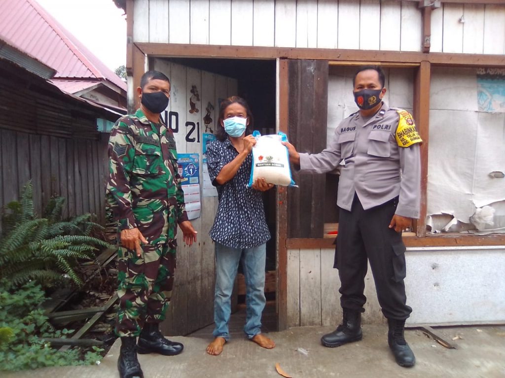 Bhabinkamtibmas dan Babinsa Sungai Kunjang Bagikan Beras kepada Warga Yang Terdampak Covid 19 WhatsApp Image 2020 12 28 at 15.19.08