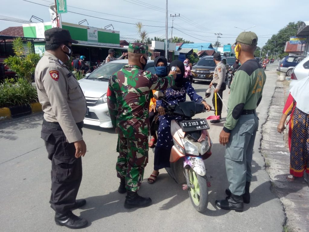 Tingkatkan Pendisiplinan Protokol Kesehatan, TNI-Polri di Muara Badak Gelar Operasi Yustisi WhatsApp Image 2020 12 29 at 06.34.47