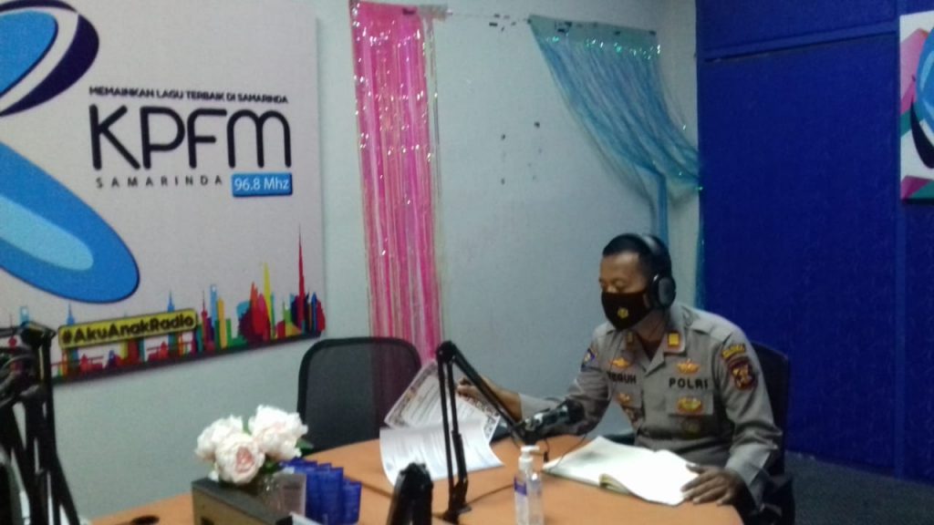 Jelang Tahun Baru, Sat Binmas Polresta Samarinda Sosialisasikan Maklumat Kapolri Melalui Radio WhatsApp Image 2020 12 29 at 7.12.13 PM
