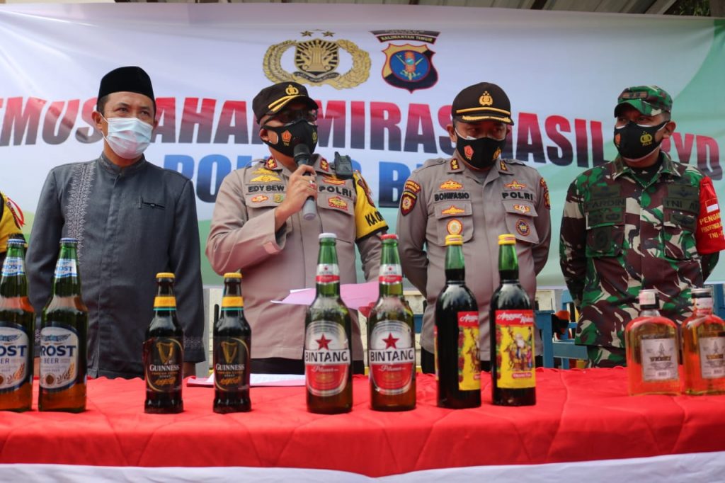 Jelang Pergantian Tahun, Polres Berau Musnahkan Ribuan Botol Miras WhatsApp Image 2020 12 30 at 12.18.04