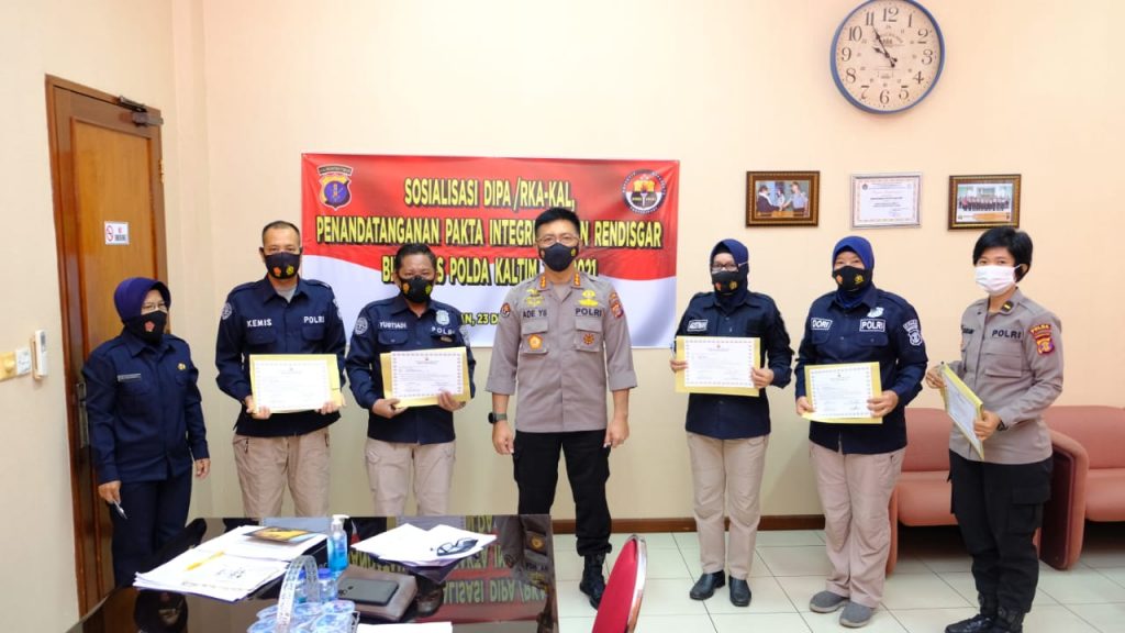 Bidhumas Polda Kaltim Laksanakan Penandatanganan Pakta Integritas dan Penyerahan DIPA T.A.2021 WhatsApp Image 2020 12 30 at 3.56.04 PM