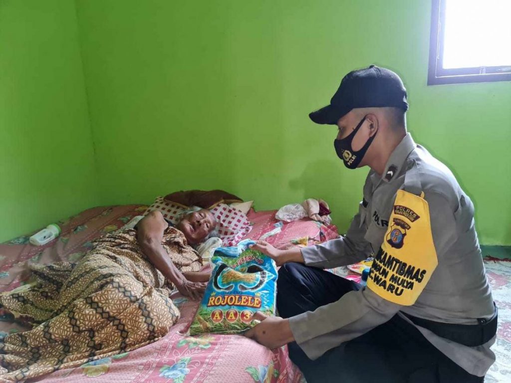 Aksi Polisi di Penajam Berbagi Sembako ke Warga di Tengah Pandemi Covid-19 ppu 1