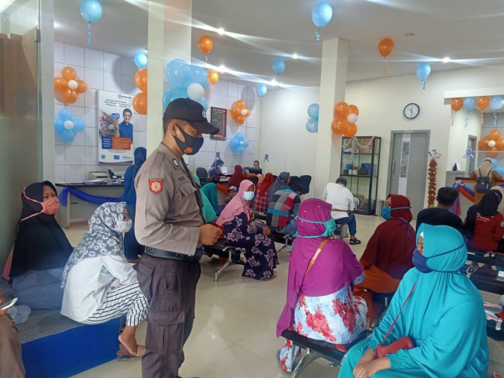 Polsek Babulu Terapkan Disiplin Protokol Kesehatan kepada Nasabah Bank BRI ppu2