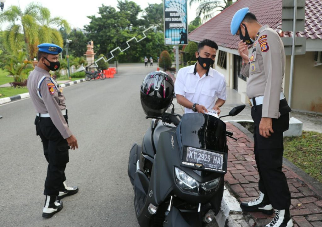 Antisipasi Penyebaran Covid-19, Personil Provos Laksanakan Pengawasan Penerapan Protokol Kesehatan di Lingkungan Polda Kaltim 1 10