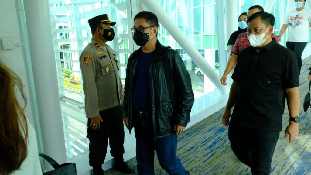 Wakapolda Beserta PJU Polda Kaltim Antar Keberangkatan Irjen Pol Irlan Kustian di Bandara SAMS Balikpapan 10 3
