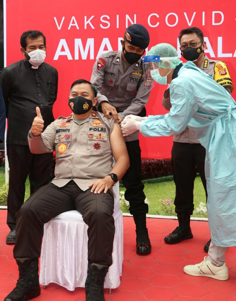 Waka Polda Kaltim Terima Suntikan Perdana Vaksin Sinovac di Balikpapan 11 10