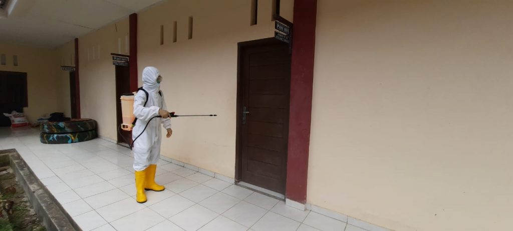 Antisipasi Penyebaran Covid-19, Brimob Batalyon C Pelopor Rutin Laksanakan Penyemprotan Cairan Disinfektan Di Seputaran Mako 11 3
