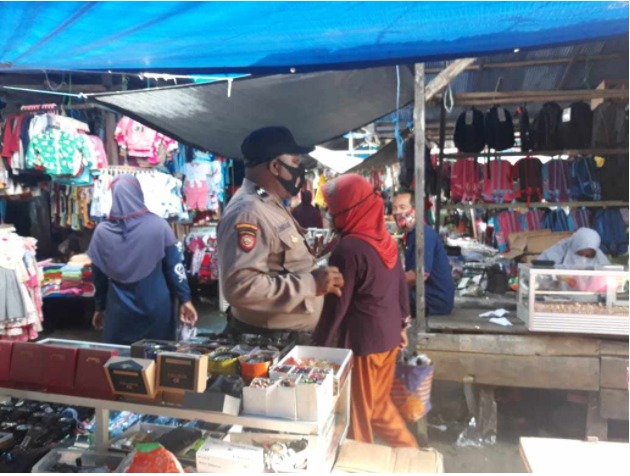Patroli Dialogis, Polsek Waru Himbau Protokol Kesehatan Di Pasar Tumpa Kecamatan Waru 15 2