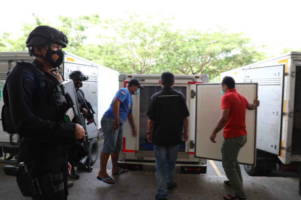 Vaksin Covid-19 Tiba di Bandara SAMS Balikpapan, Brimob Kaltim Beri Pengawalan Ketat 16