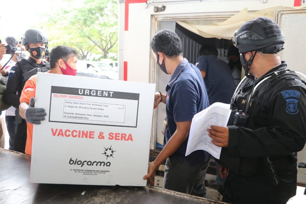 Tiba di Bandara SAMS Balikpapan, Gegana Satbrimob Polda Kaltim Kawal Vaksin Covid-19 Menuju Samarinda 18