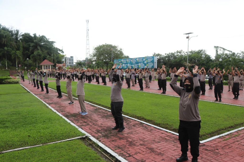 Tingkatkan Imunitas Tubuh, Personel Polda Kaltim Rutin Laksanakan Senam AW S3 2 12