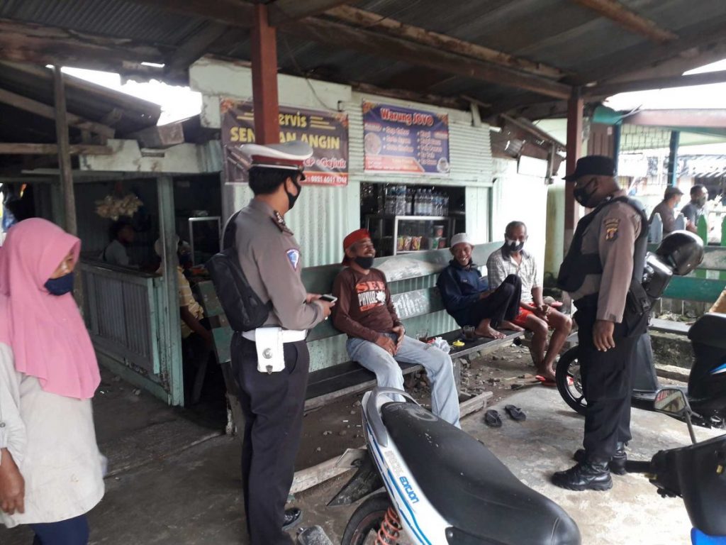 Patroli Dialogis, Polsek Waru Sampaikan Himbauan Kamtibmas dan Protokol Kesehatan Kepada Warga 20210114 090711 compress84 1170x878 1