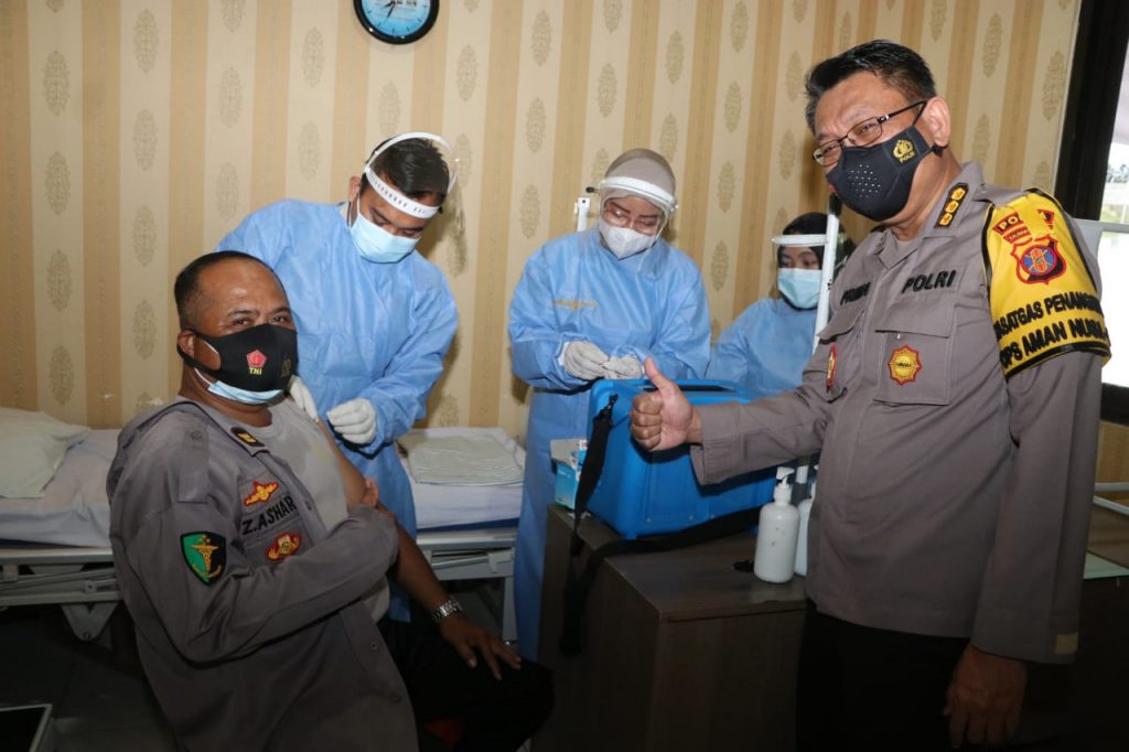 Biddokkes Polda Kaltim Laksanakan Vaksinasi Covid-19 Tahap Pertama 3 15
