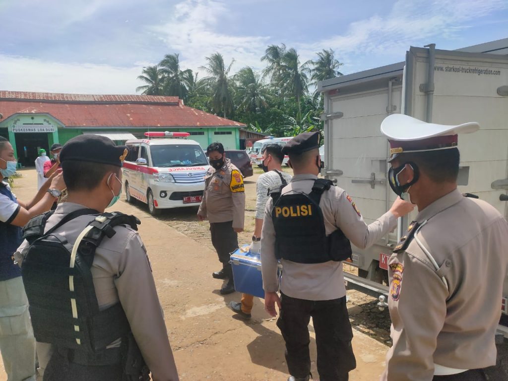 Polres Kukar Kawal Pendistribusian Vaksin Covid-19 ke Puskemas di Wilayah Kabupaten Kutai Kartanegara 4 7