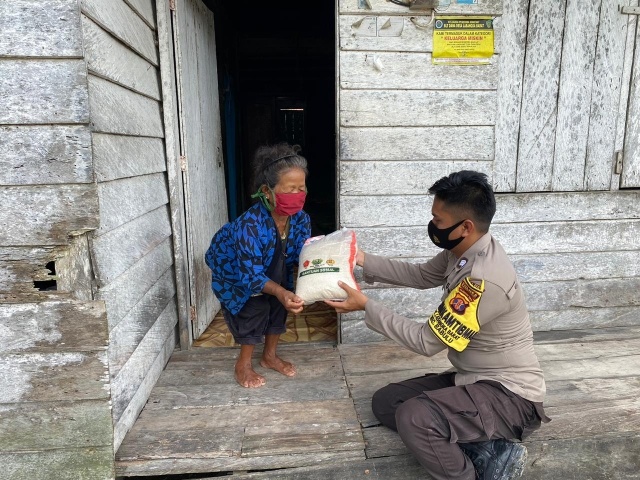 Peduli Terhadap Sesama, Polsek Babulu Kembali Salurkan Sembako Kepada Warga Terdampak Covid-19 7