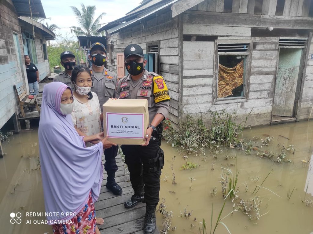 Bakti Sosial Pengurus Bhayangkari Daerah Kaltim, Polsek Samarinda Kota Serahkan Bantuan Kepada Warga Terdampak Musibah Banjir dan Covid-19 9 7