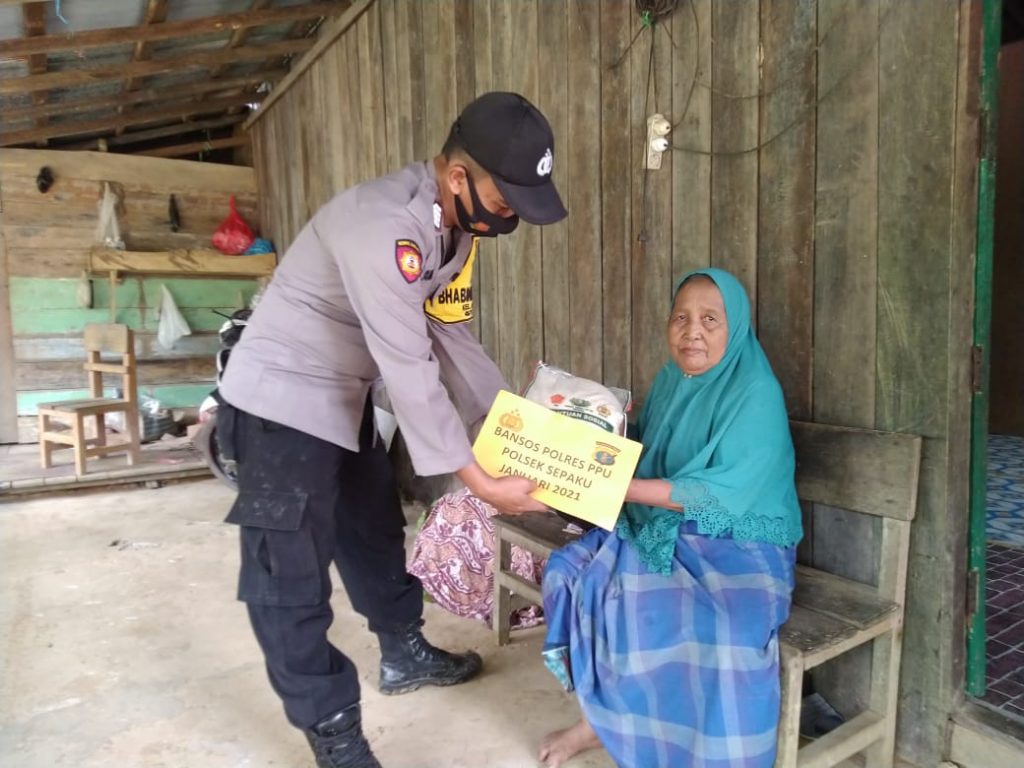 Bakti Sosial Polri, Bhabinkamtibmas Polsek Sepaku Bantu Warga Yang Terdampak Covid-19 IMG 20210114 WA0002
