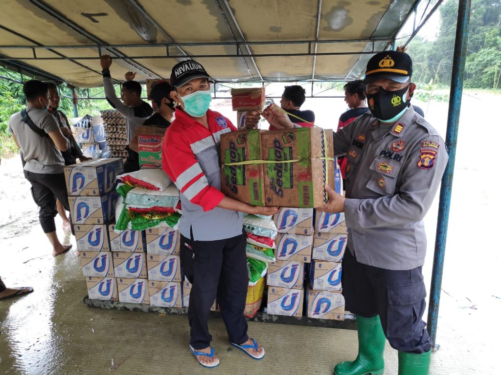 Peduli Korban Banjir, Kapolsek Loa Janan Salurkan Bantuan Sembako WhatsApp Image 2021 01 02 at 10.22.10