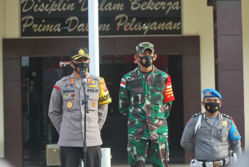 Patroli Gabungan, Kapolres Kubar Ingatkan Warga Untuk Patuhi Protokol Kesehatan WhatsApp Image 2021 01 02 at 10.38.45 PM