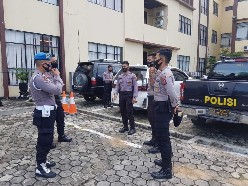 Tingkatkan Disiplin Protokol Kesehatan Personel, Provost Polres Kukar Lakukan Pengecekan WhatsApp Image 2021 01 05 at 09.55.17