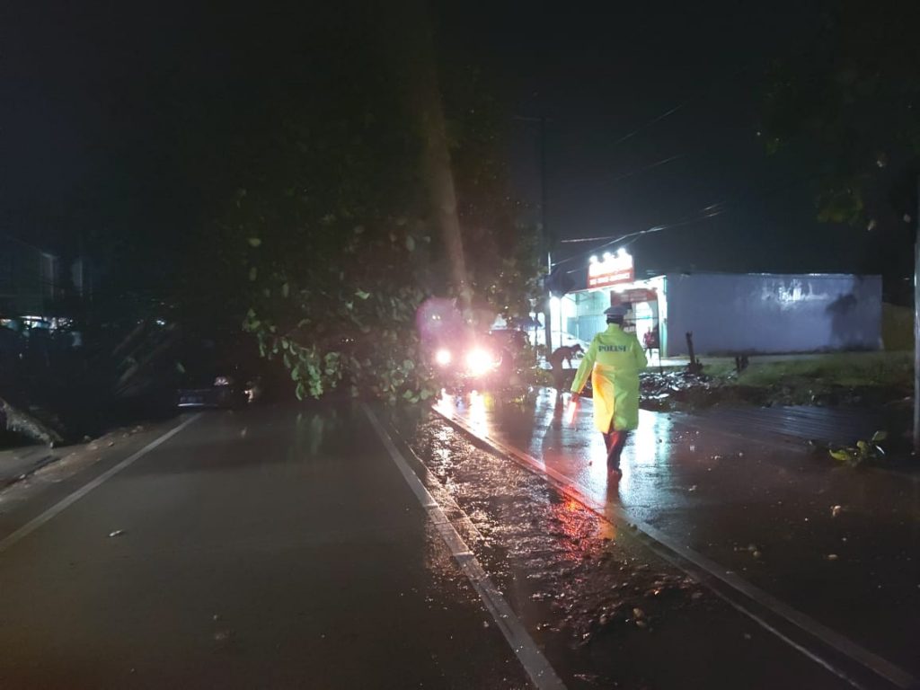 Sigap, Sat Lantas Polres Kutim Bantu Evakuasi Pohon Tumbang WhatsApp Image 2021 01 05 at 13.15.38