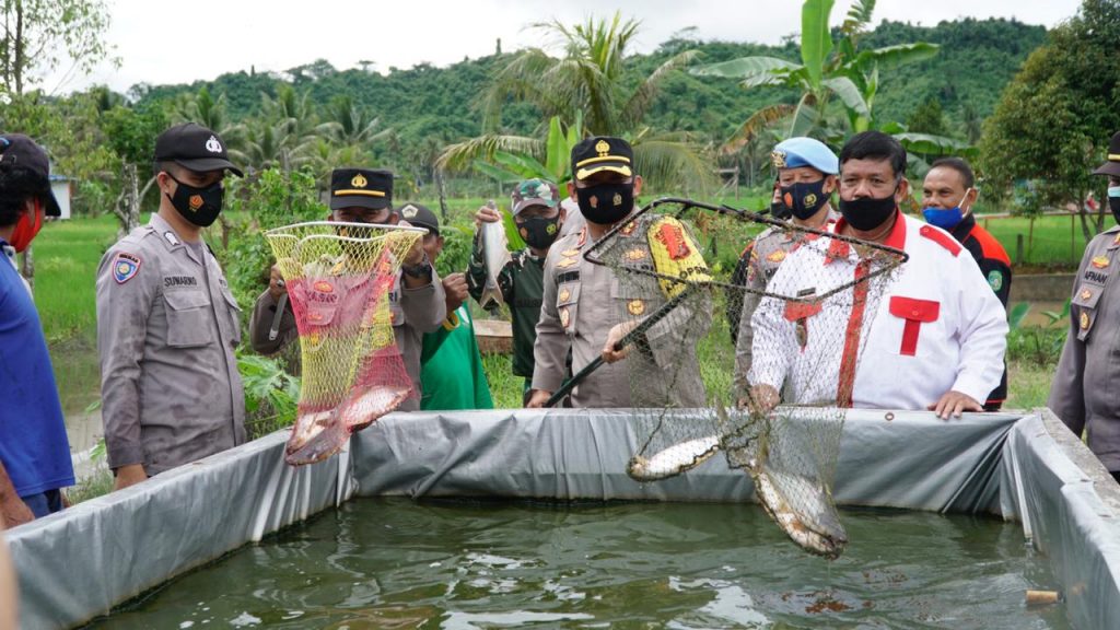 Upaya Ketahanan Pangan, Kapolres Kukar Cek Kampung Tangguh di Dusun Tegal Anyar WhatsApp Image 2021 01 06 at 9.34.51 AM