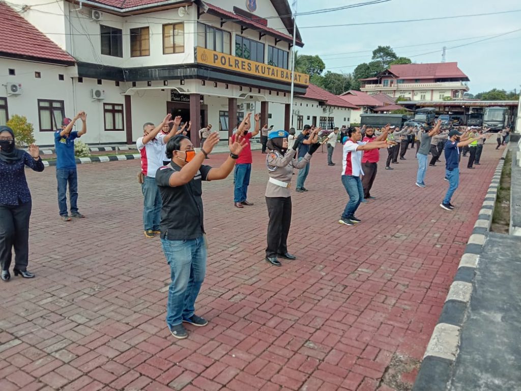 Jaga Kebugaran Tubuh, Personil Polres Kubar Laksanakan Senam AW S3 WhatsApp Image 2021 01 07 at 10.01.54 AM