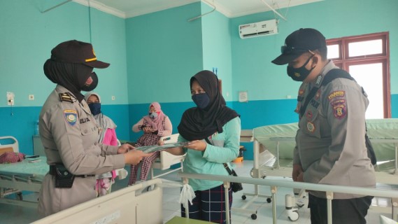 Peduli Korban Kecelakaan, Polwan Polresta Balikpapan Beri Santunan dan Berbagi WhatsApp Image 2021 01 10 at 08.44.07 Phone