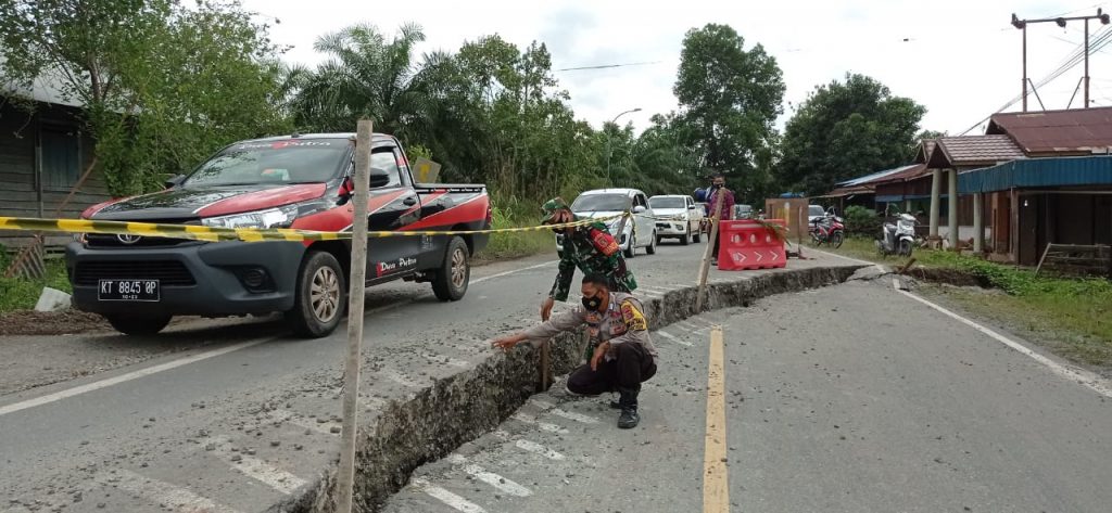 Bhabinkamtibmas Polsek Loa Janan Cek Lokasi Tanah Longsor dan Jalan Ambles WhatsApp Image 2021 01 10 at 09.40.21