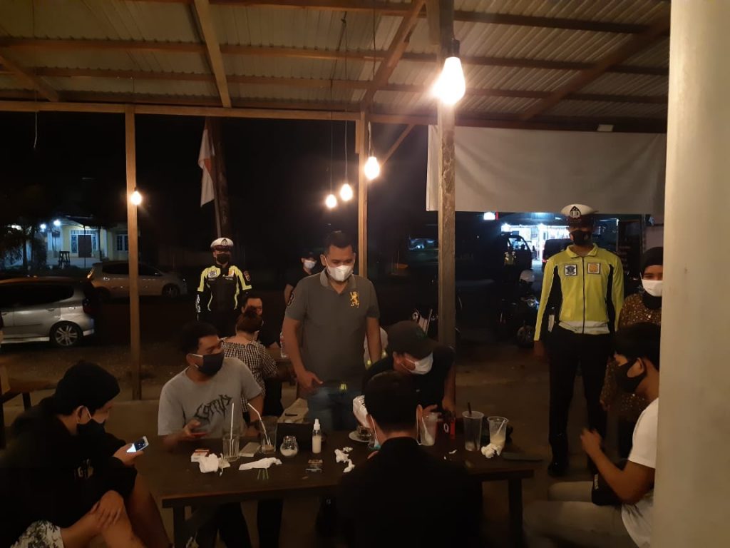 Polres Kubar Antisipasi Covid-19 Dengan Berikan Himbauan Protokol Kesehatan Pada Masyarakat WhatsApp Image 2021 01 11 at 10.01.46 AM