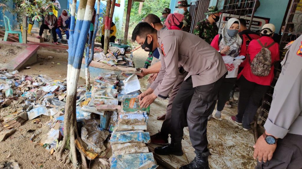 Kerahkan Personil, Polresta Samarinda Bantu Bersihkan Sekolah Yang Terdampak Banjir WhatsApp Image 2021 01 11 at 10.37.15 AM