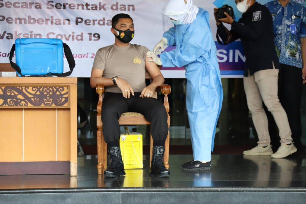 Kapolda dan Pangdam VI Mlw Jadi Orang Pertama Penerima Suntikan Vaksin di Kaltim WhatsApp Image 2021 01 14 at 10.20.17 AM