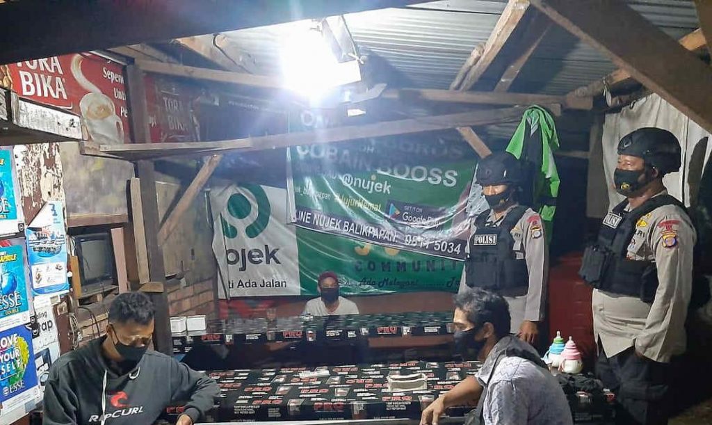 Patroli Malam, Brimob Polda Kaltim Himbau Masyarakat Untuk Tetap Patuhi Prokes WhatsApp Image 2021 01 14 at 8.06.47 AM