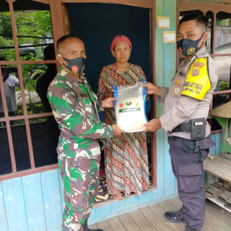 Bantu Perekonomian di Tengah Pandemi Covid-19, Polsek Samarinda Seberang Bagikan Paket Sembako WhatsApp Image 2021 01 15 at 08.23.40
