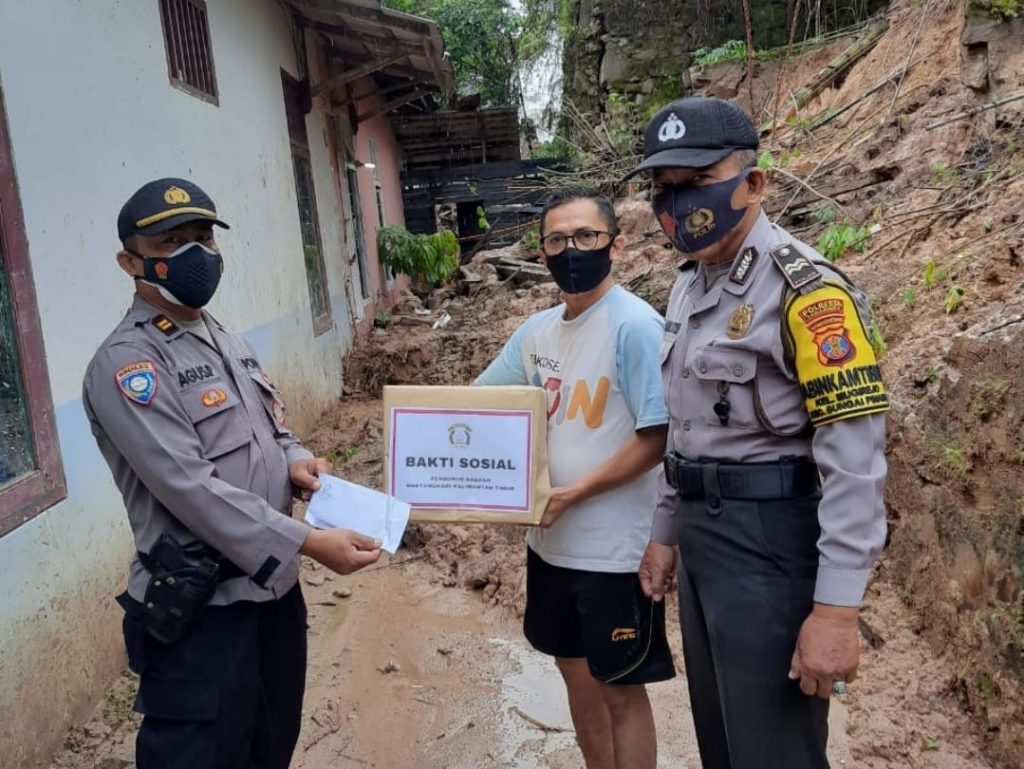 Polsek Sungai Pinang Salurkan Bantuan Sosial Kepada Korban Longsor WhatsApp Image 2021 01 18 at 7.49.23 AM