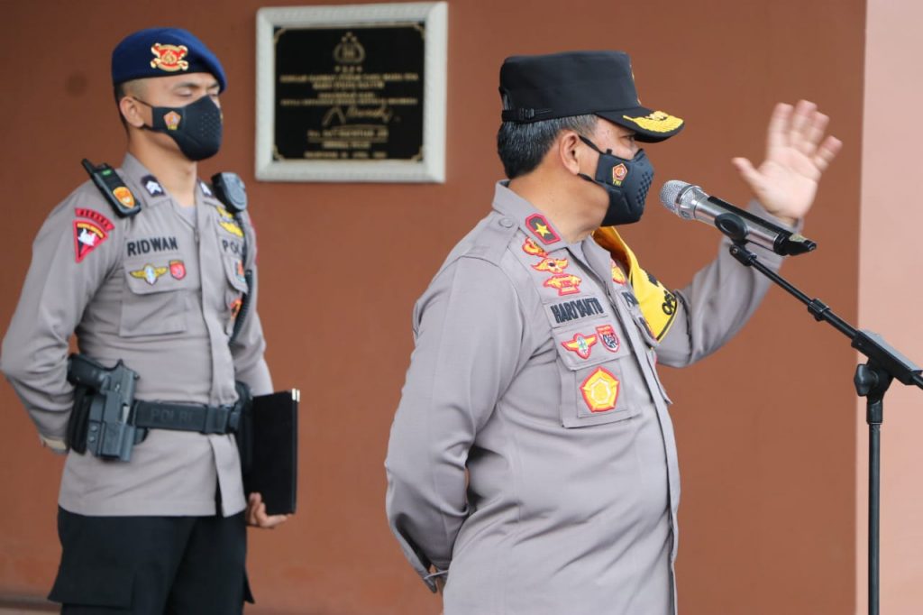 Pimpin Apel Pagi, Wakapolda Kaltim Tekankan Disiplin Protokol Kesehatan Kepada Personil WhatsApp Image 2021 01 18 at 8.14.09 AM