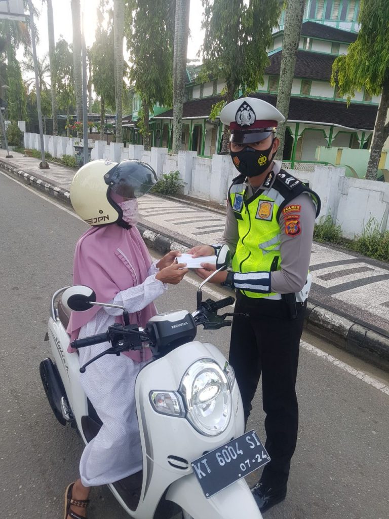 Satlantas Polres Kukar Gencar Berbagi Masker Kepada Para Pengendara WhatsApp Image 2021 01 18 at 8.34.31 AM