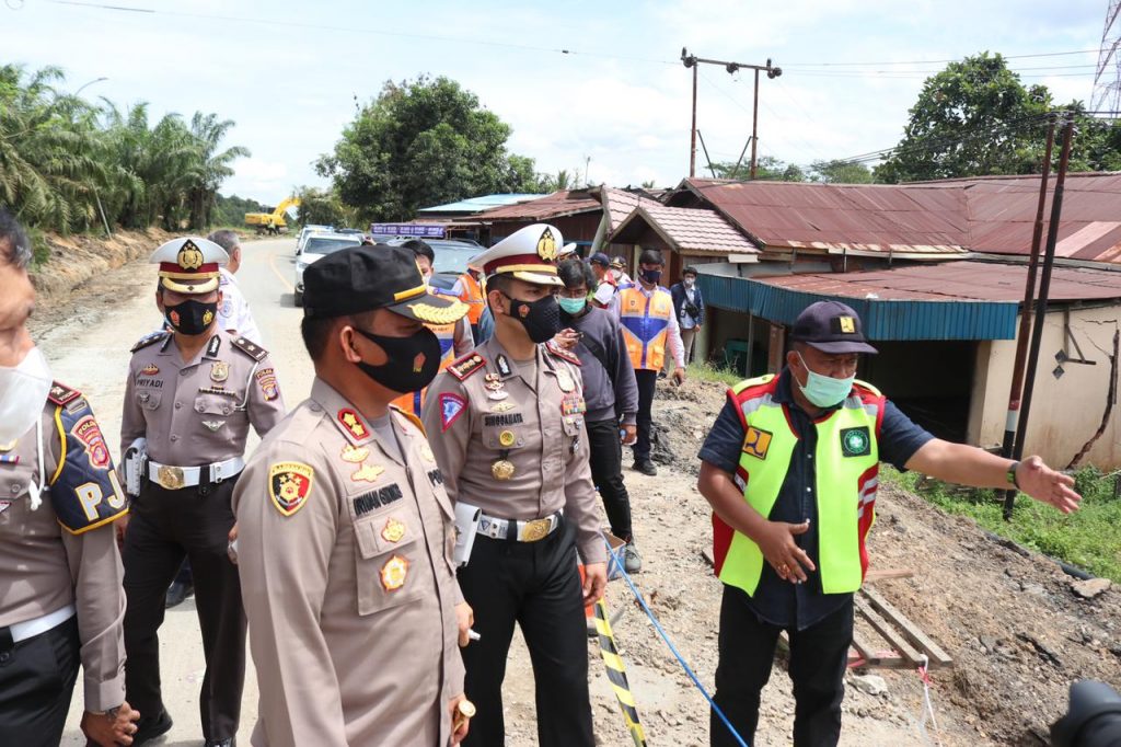 Dirlantas Polda Kaltim Bersama Kapolres Kukar dan Lintas Sektor Tinjau Jalan Longsor Samarinda-Balikpapan WhatsApp Image 2021 01 19 at 10.31.43 AM