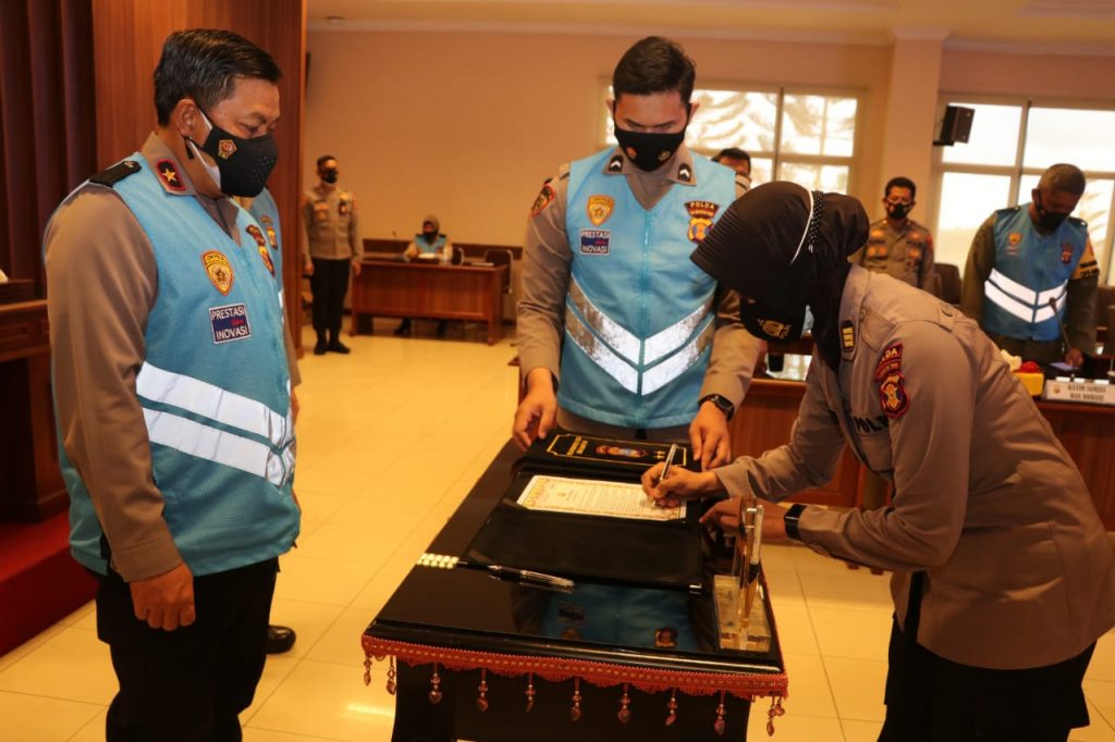 Wakapolda Kaltim Pimpin Penandatanganan Pakta Integritas Seleksi Sespimmen dan Sespimma Polri T.A.2021 WhatsApp Image 2021 01 19 at 11.23.33 AM