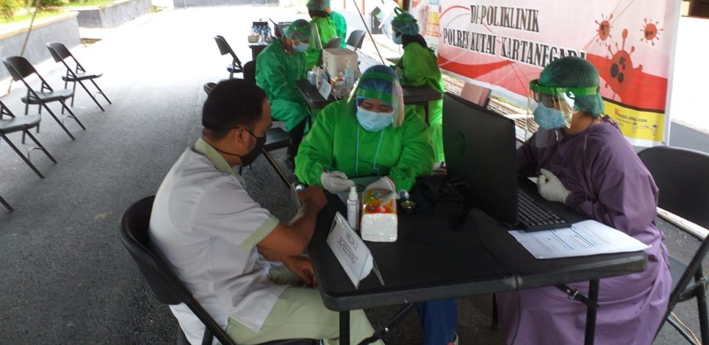 9 Orang Tenaga Kesehatan Polres Kukar dan Umum Disuntik Vaksin Covid-19 WhatsApp Image 2021 01 19 at 8.24.31 AM