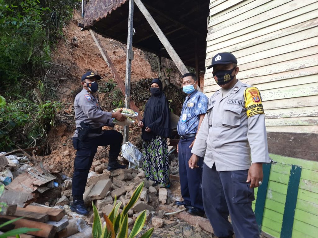 Tanggap Bencana, Polsek Sungai Pinang Salurkan Bantuan Kepada Warga Korban Longsor WhatsApp Image 2021 01 22 at 11.03.38 AM