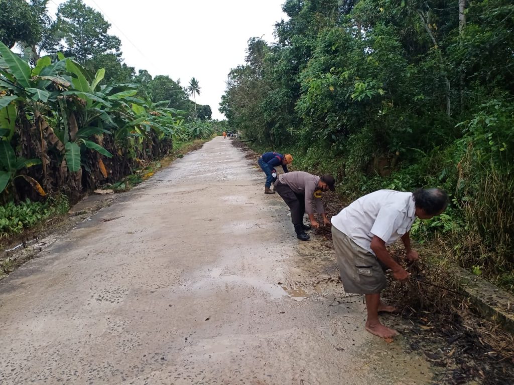 Antisipasi Banjir, Bhabinkamtibmas Polsek Muara Jawa dan Warga Gotong Royong Bersihkan Saluran Air WhatsApp Image 2021 01 23 at 9.47.32 AM