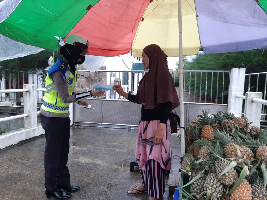 Peduli Covid-19, Polwan Sat Lantas Polres Kukar Bagikan Masker Kepada Warga WhatsApp Image 2021 01 26 at 10.41.01 AM