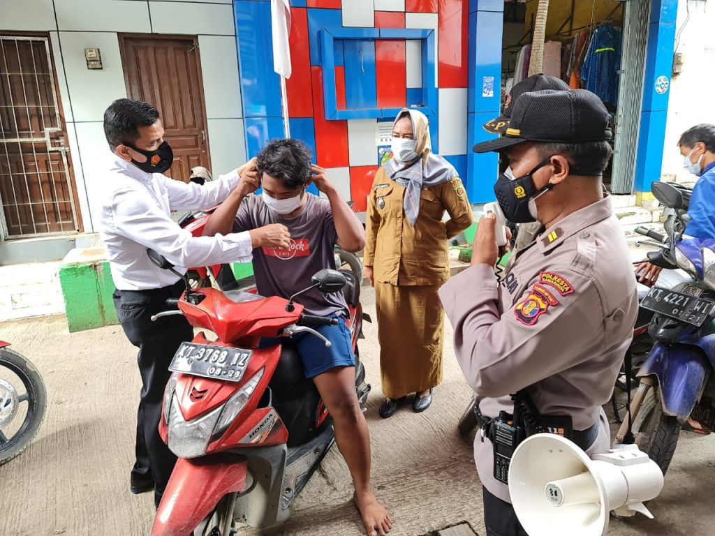 Tingkatkan Kedisiplinan Prokes Masyarakat, Polsek Sungai Pinang dan Petugas Gabungan Gelar Operasi Yustisi WhatsApp Image 2021 01 26 at 10.46.06 AM
