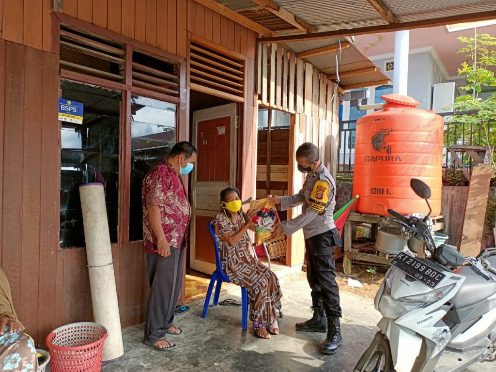 Bantu Warga Terdampak Covid-19, Bhabinkamtibmas Sidodadi Salurkan Bantuan Sembako WhatsApp Image 2021 01 26 at 10.46.18 AM