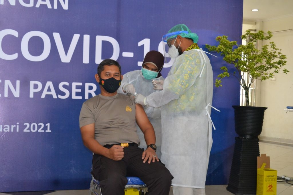 Kapolres Bersama Dandim 0904/TNG Terima Suntikan Pertama Vaksin Covid 19 di Kab. Paser WhatsApp Image 2021 01 29 at 14.24.27